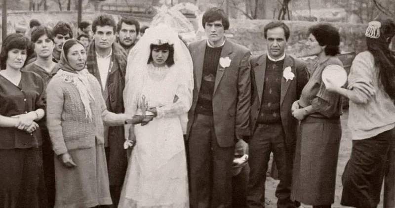 “Qəlpə adamın başını qopardı, üç dostumu əsir götürdülər” Xocalıda sonuncu toyun bəyi