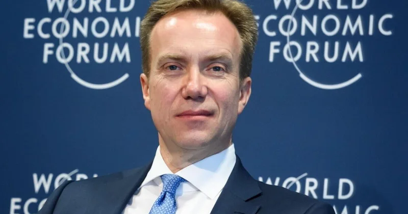 Президент ВЭФ заявил об отставке на фоне связей с Эпштейном