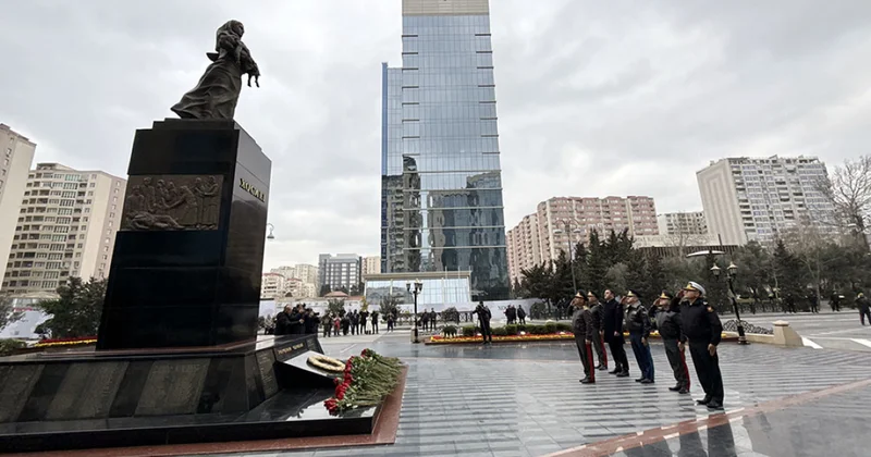 Руководящий состав Министерства обороны посетил памятник Крик матери