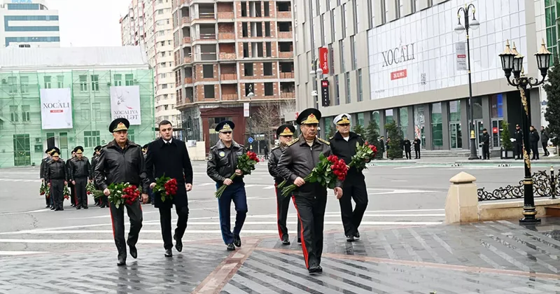 Руководство Минобороны Азербайджана возложило цветы к памятнику Крик матери Видео