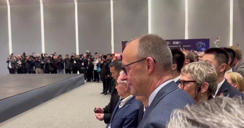 Канцлер Германии понаблюдал за действиями гуманоидных роботов ВИДЕО