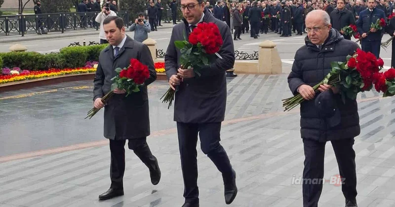 Gənclər və İdman Nazirliyinin rəhbər heyəti Xocalı soyqırımı abidəsini ziyarət edib FOTO