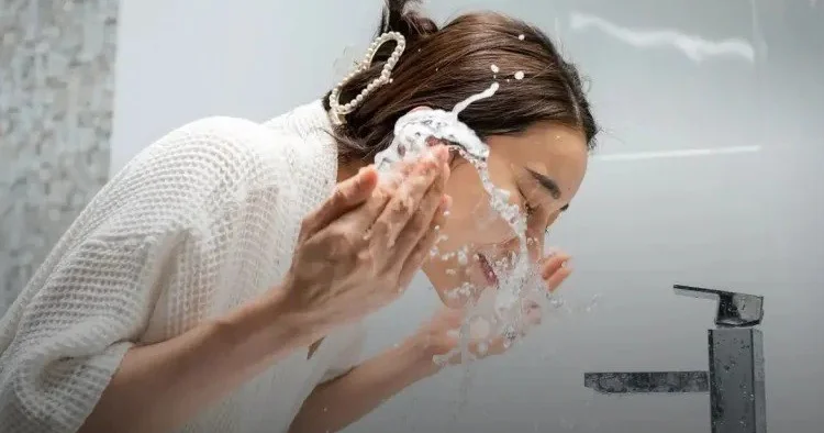 Üzü yumaq üçün ideal su temperaturu necə olmalıdır? Dermatoloqdan AÇIQLAMA