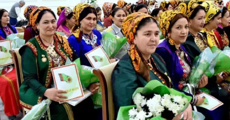 В Туркменистане к 8 марта женщинам выплатят по 3 доллара