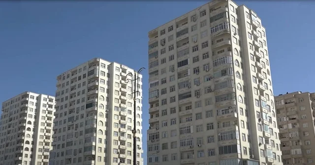 Восемь лет без права собственности: жители бакинского ЖК не могут получить купчие на свои квартиры