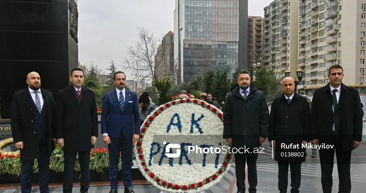 Делегация во главе с представителем правящей партии Турции посетил памятник Крик матери