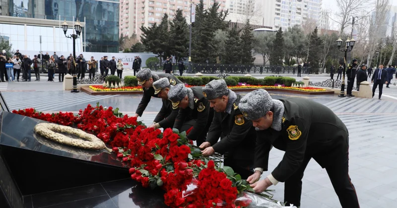Руководство Госслужбы у памятника жертвам Ходжалы ФОТО