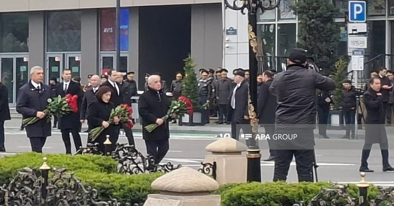 Государственные официальные лица посетили памятник жертвам Ходжалы