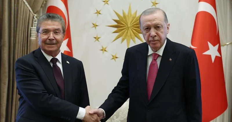 Ərdoğan Baş nazirlə qapalı müzakirə aparıb