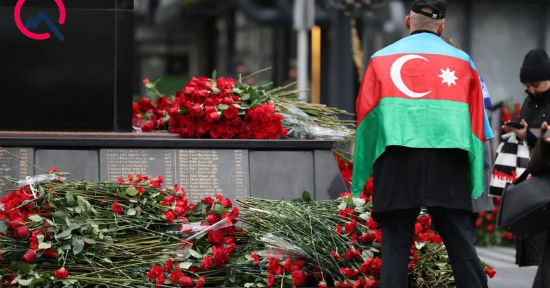 Xalq “Ana harayı”nın önündə Fotolar