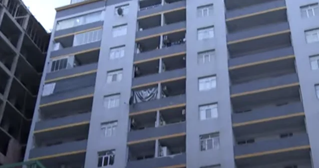 Мужчина упал с 13 го этажа в Хырдалане и выжил