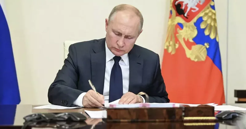 Путин поручил усилить контроль за ценами на лекарства
