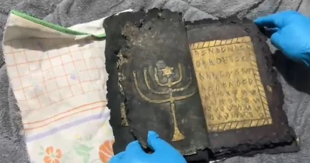 Axtarış zamanı evdən qızıl naxışları olan tarixi kitab və qədim artefaktlar tapıldı