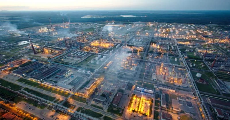 Атакован крупнейший нефтезавод России