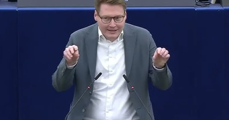 Немецкий депутат дал пощечину Орбану: Вы превратили Венгрию в банановое государство! видео