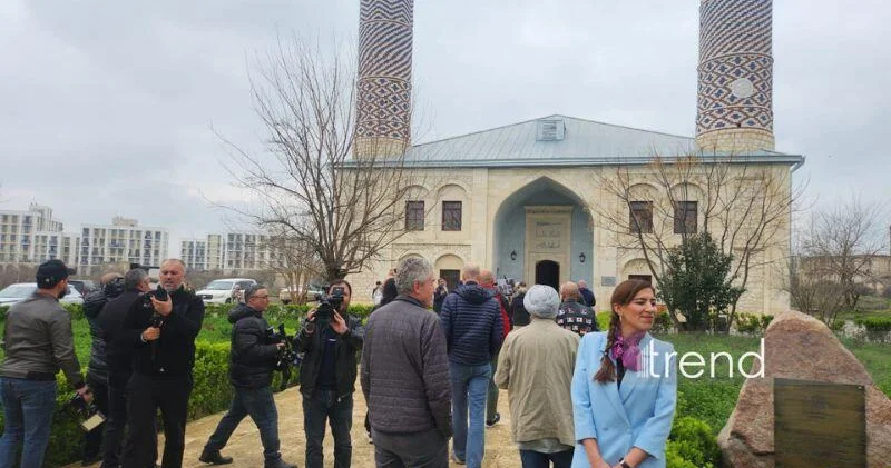 Международная группа туристов посетила Джума мечеть в Агдаме