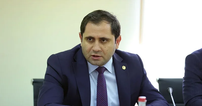 Папикян отправился во Францию с официальным визитом