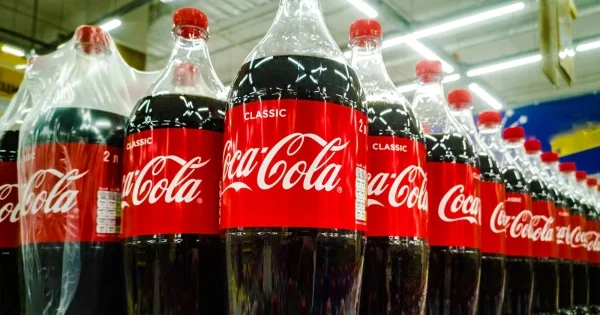 В России подделывали Coca Cola якобы под видом азербайджанского производства Minval Politika