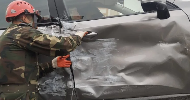 Спасатели МЧС вызволили женщину из искореженного автомобиля после серьезного ДТП в Хачмазе