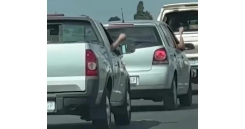 "Камень, ножницы, бумага" в пробке в ЮАР ВИДЕО