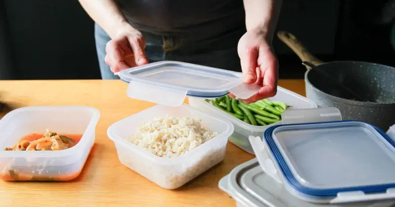 Plastik qablarda yemək saxlamaq təhlükəlidir?