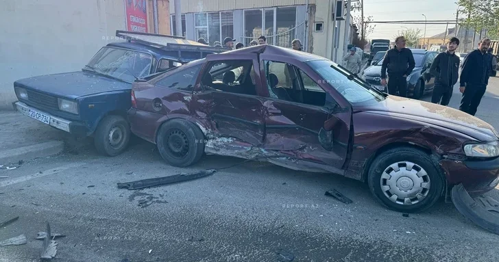В Гяндже произошло ДТП с участием трёх автомобилей