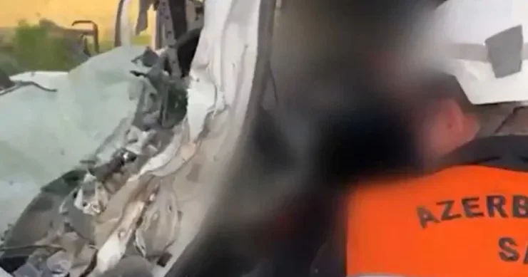 Bakıda Kənar dairəvi yolda qəza Sürücü belə xilas edildi VİDEO