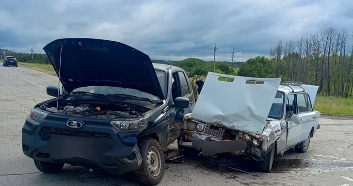 Семь пострадавших: в Джалилабаде в ДТП попали школьники после выпускного экзамена