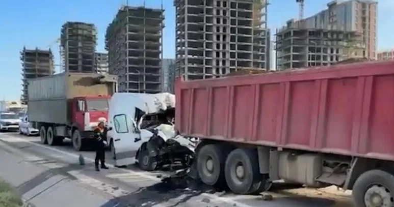 Тяжелое ДТП в Баку водитель оказался зажат ВИДЕО
