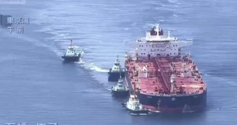 Японское телевидение показало прибытие нефтяного танкера из США ВИДЕО