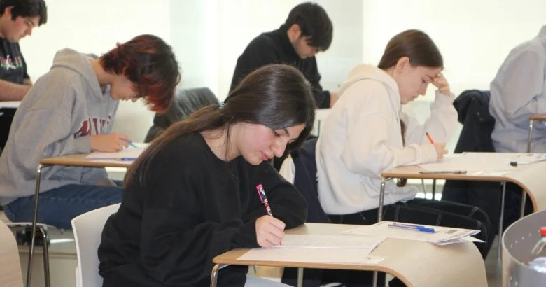 54 mindən çox abituriyent imtahan verib (Yenilənib)