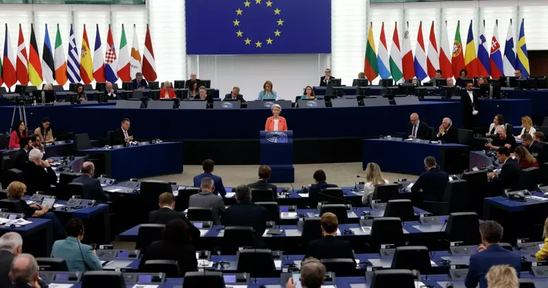 Евродепутату грозит исключение из фракции за намерение посетить РФ