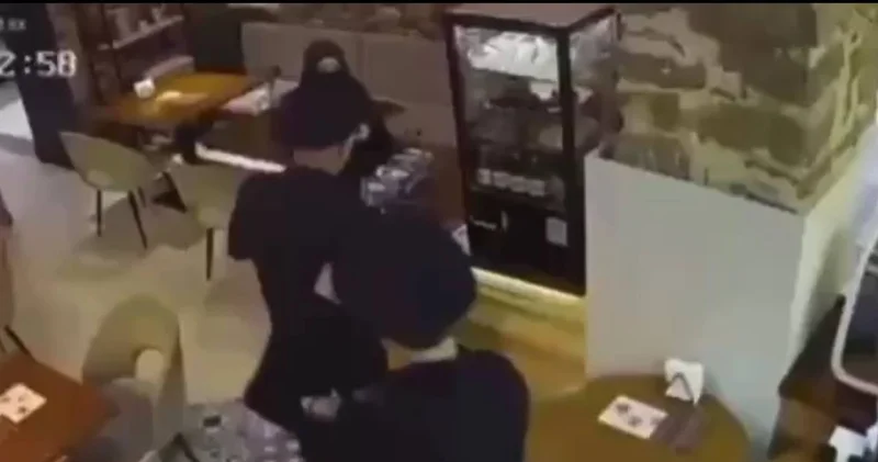 В Махачкале девушку в никабе задержали прямо на рабочем месте ВИДЕО