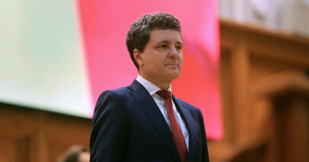 Rumıniya deputatları ölkənin yeni prezidentinə arxa çeviriblər...