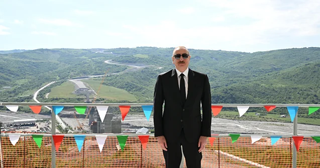Prezident avtomobil yolundakı işlərlə tanış oldu Fotolar