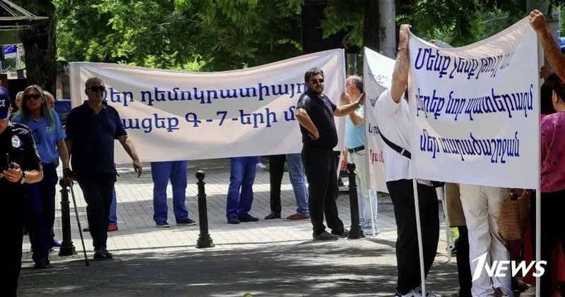 Иреван протестует: Макрона высмеяли за неспособность защитить Армению и себя