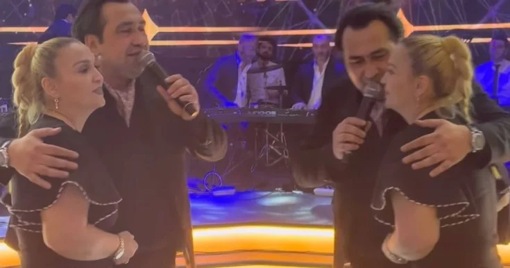 Xanımını qucaqlayıb ona mahnı oxudu Video