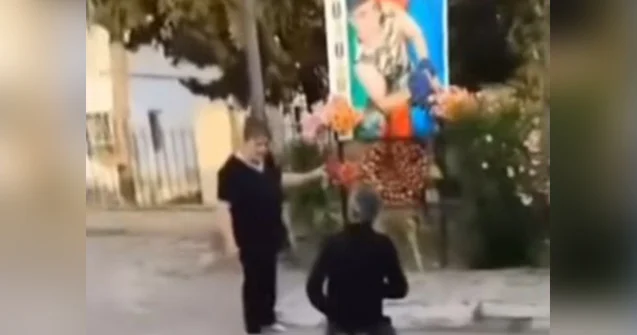 Kişini diz çökdürən şəhid anası ilə bağlı araşdırma aparılır Foto