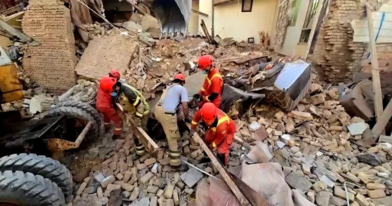 İranda yaşayış binası çökdü: Ölənlər var
