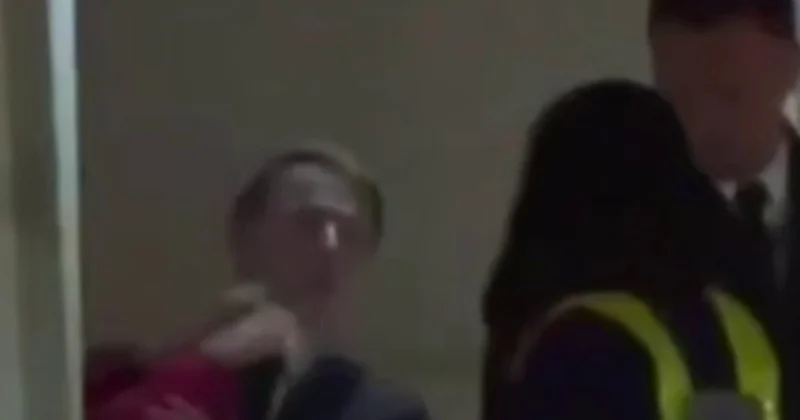 Макрон получил пощечину от жены видео