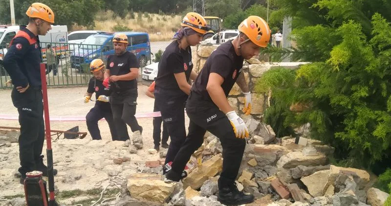Toyda faciə: ər arvad çöküntü altında qaldı, biri öldü, digəri isə....