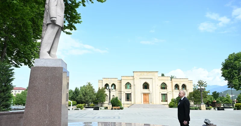 Prezident İlham Əliyev Ümummilli Lider Heydər Əliyevin İsmayıllı şəhərinin mərkəzində ucaldılmış abidəsini ziyarət edib