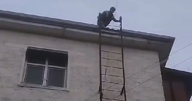 Bakıda evin damını təmir edən kişi yıxılıb öldü