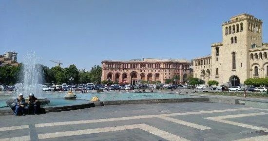Sülhdən yayınan Ermənistanın Rusiya ilə Qərb arasında reveransları