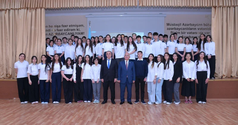 Deputat “Məktəbdə...” Cümhuriyyət tarixi barədə şagirdlərə ətraflı məlumat verib