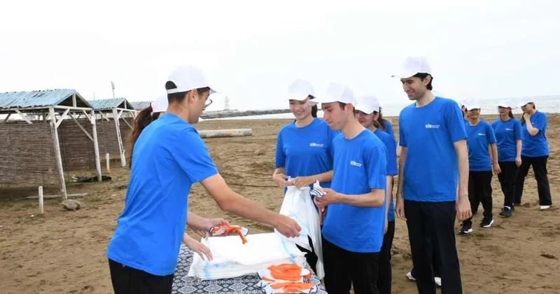 Xəzər sahilindəki çimərlikdə yay mövsümü ərəfəsində təmizlik işləri aparılıb