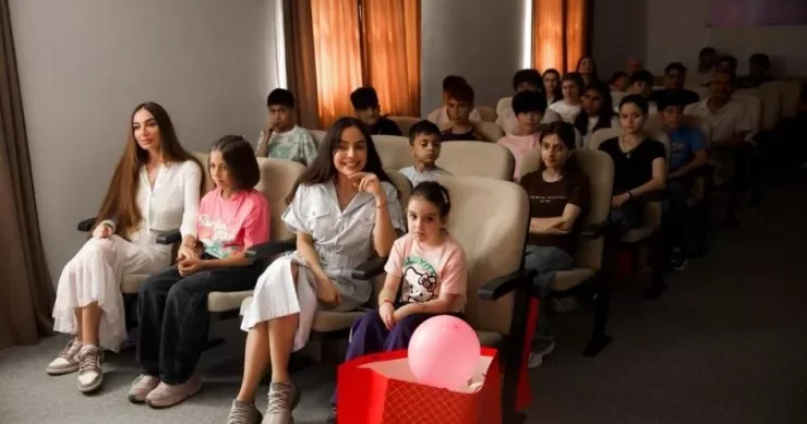 Leyla və Arzu Əliyeva uşaqlarla film izlədi