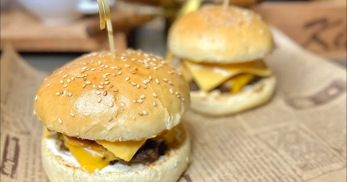 TikTok da Burger Günü: yaradıcıların təqdimatında dadlı reseptlər toplusu