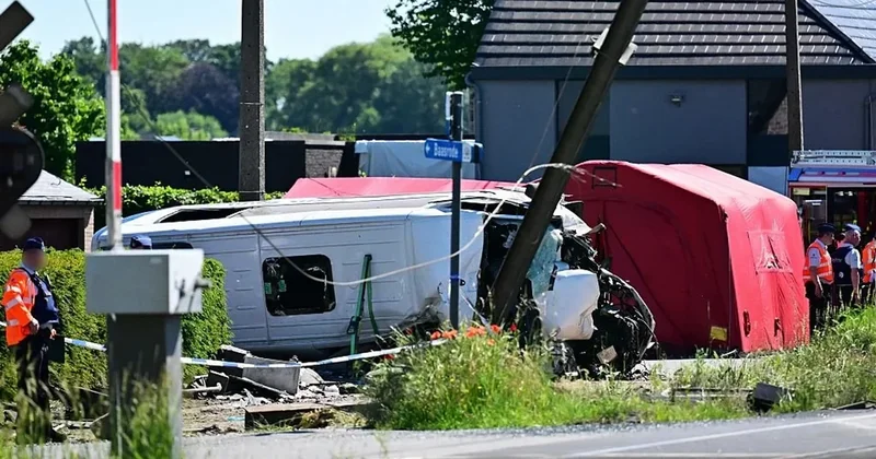 В Бельгии школьный автобус столкнулся с поездом, есть погибшие
