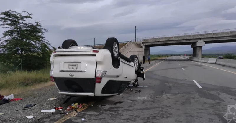 Ödənişli yolda “Toyota” aşdı: ana və qızı yaralandı FOTOLAR KONKRET
